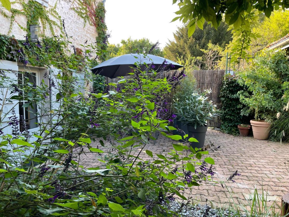 Gite Du Presbytere Port D'Envaux, Ravissante Maison De Charme Buitenkant foto