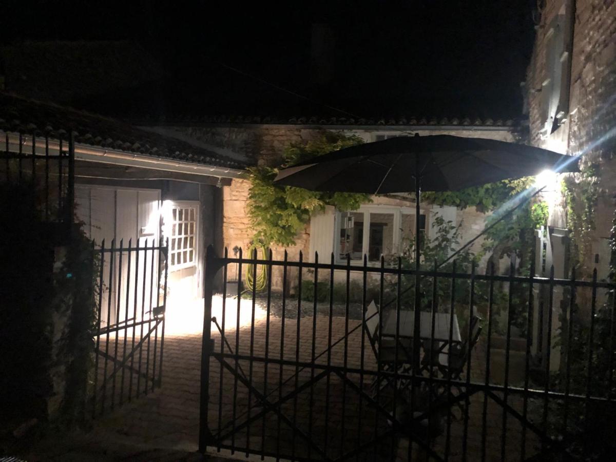 Gite Du Presbytere Port D'Envaux, Ravissante Maison De Charme Buitenkant foto
